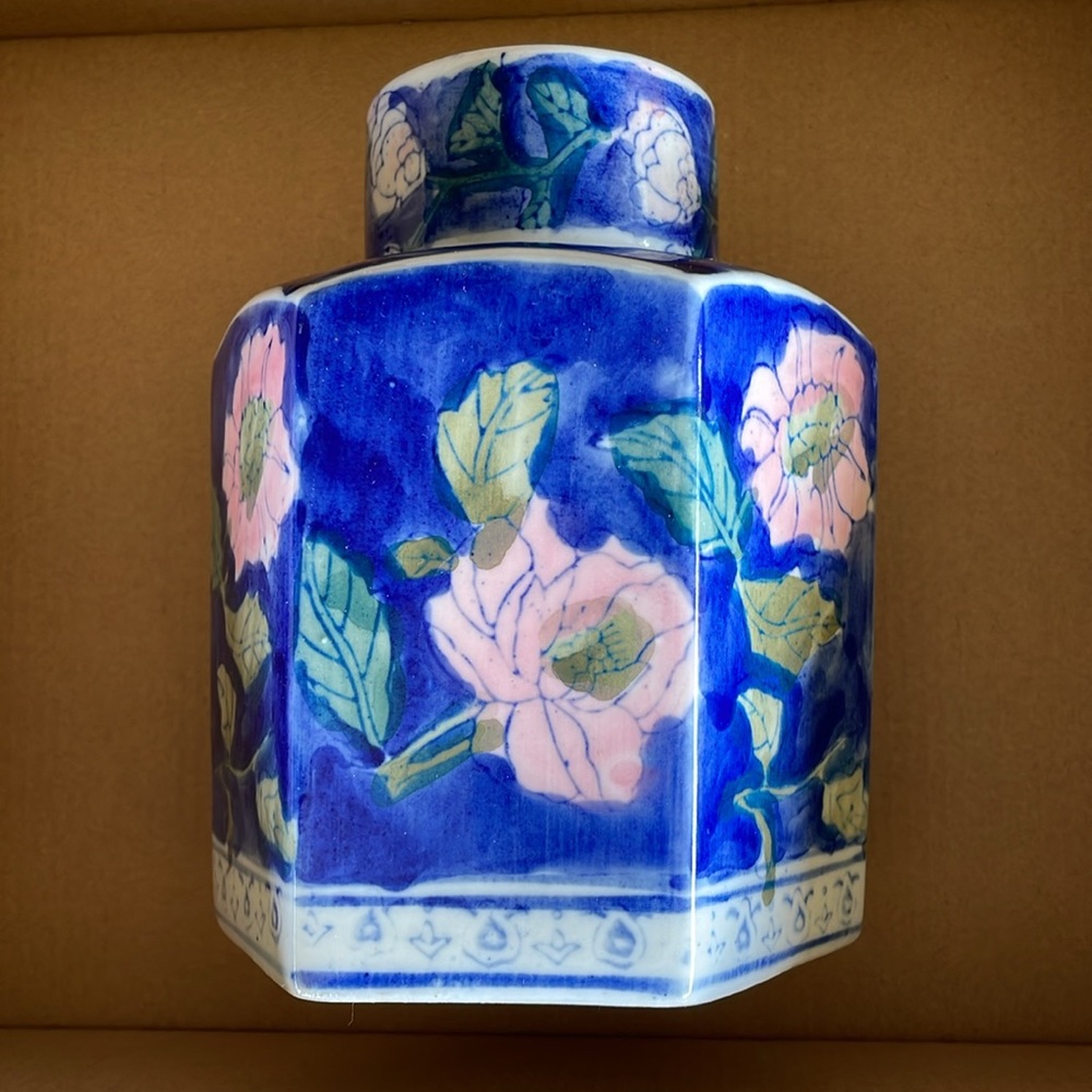 Blue & White Porcelain Chinese Hexagon Shape Ginger Jar; Floral Print - Picture 4 of 10